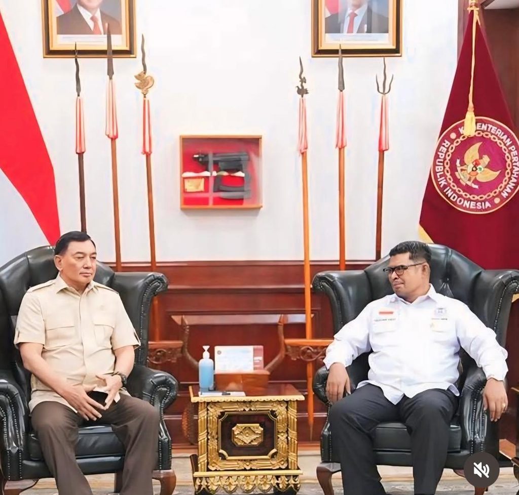 Jakarta – Menteri Pertahanan Republik Indonesia, Sjafrie Sjamsoeddin, menerima kunjungan Agustinus Sirait, Ketua Umum LPA Pusat sekaligus tokoh nasional perlindungan anak, di Kantor Kemhan, Jakarta, pada Senin (6/4/2026).

Kunjungan tersebut berlangsung dalam rangka mempererat hubungan kelembagaan antara Kementerian Pertahanan dengan LPA Pusat serta KOMNAS Perlindungan Anak, sebagai bagian dari komunikasi dan koordinasi antar lembaga dalam lingkup nasional.

Pertemuan berlangsung dalam suasana hangat dan penuh keakraban, mencerminkan hubungan yang baik serta keterbukaan dalam membangun sinergi antara pemerintah dengan elemen masyarakat, khususnya yang bergerak di bidang perlindungan anak.

Melalui pertemuan ini, diharapkan terjalin hubungan yang semakin erat dan berkelanjutan antara Kementerian Pertahanan dan LPA Pusat, serta dapat mendukung berbagai upaya bersama dalam memperkuat kepentingan nasional melalui kolaborasi lintas sektor. (Biro Infohan Setjen Kemhan)