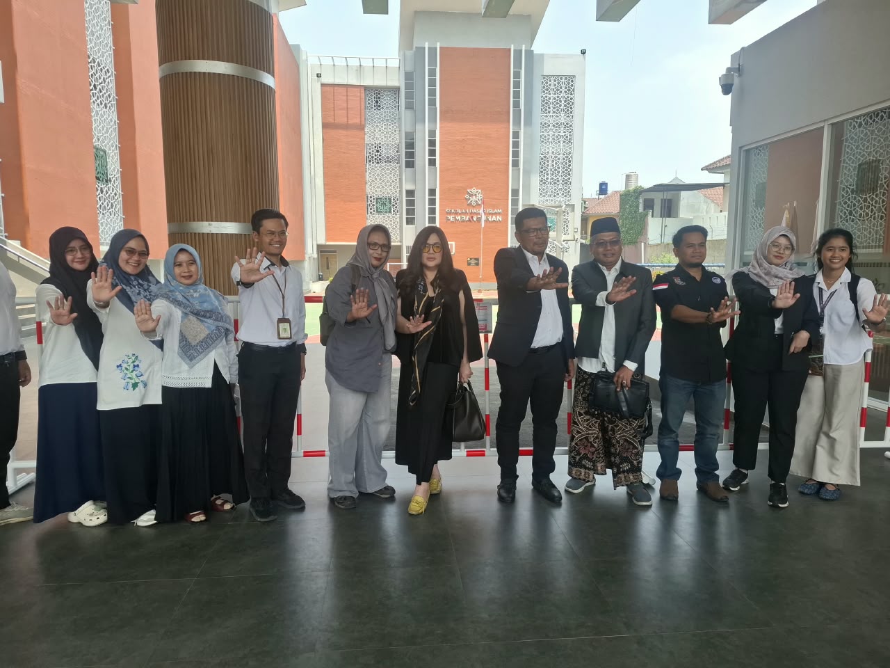 Ketua Umum KOMNAS PA, Agustinus Sirait saat memberikan keterangan terkait kasus dugaan keracunan MBG di SDN Gedong 01, Jakarta Timur, Rabu (1/10/2025). Terkini, Selasa (8/9/2026), Agustinus bicara soal tiga anak di Cakung yang putus sekolah Artikel ini telah tayang di TribunJakarta.com dengan judul 3 Anak di Cakung Jaktim Putus Sekolah karena Ekonomi, Komnas PA: Bom Waktu di Kota Metropolitan, https://jakarta.tribunnews.com/jakarta/442252/3-anak-di-cakung-jaktim-putus-sekolah-karena-ekonomi-komnas-pa-bom-waktu-di-kota-metropolitan. Penulis: Bima Putra | Editor: Jaisy Rahman Tohir, Media Tribun